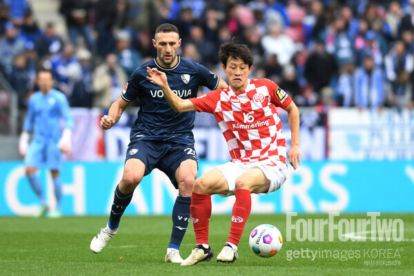 사진=게티이미지. 마인츠가 보훔전에서 2-0 완승을 거뒀다. 선발로 나선 이재성은 페널티킥을 유도하며 팀의 선제골을 이끌었고 후반전엔 정교한 헤더 패스를 통해 동료의 추가골을 도왔다. 이로써 이재성은 시즌 2호 어시스트를 적립했다. 마인츠는 이 경기 승리를 통해 리그 3경기 연속 무승의 늪에서 빠져나왔다.