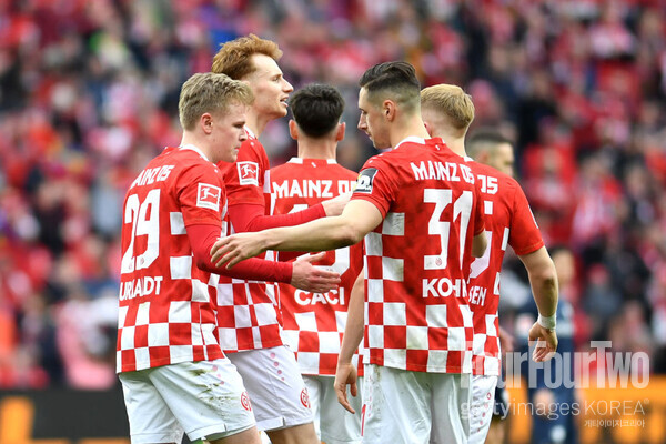 사진=게티이미지. 마인츠가 보훔전에서 2-0 완승을 거뒀다. 선발로 나선 이재성은 페널티킥을 유도하며 팀의 선제골을 이끌었고 후반전엔 정교한 헤더 패스를 통해 동료의 추가골을 도왔다. 이로써 이재성은 시즌 2호 어시스트를 적립했다. 마인츠는 이 경기 승리를 통해 리그 3경기 연속 무승의 늪에서 빠져나왔다.