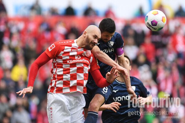 사진=게티이미지. 마인츠가 보훔전에서 2-0 완승을 거뒀다. 선발로 나선 이재성은 페널티킥을 유도하며 팀의 선제골을 이끌었고 후반전엔 정교한 헤더 패스를 통해 동료의 추가골을 도왔다. 이로써 이재성은 시즌 2호 어시스트를 적립했다. 마인츠는 이 경기 승리를 통해 리그 3경기 연속 무승의 늪에서 빠져나왔다.