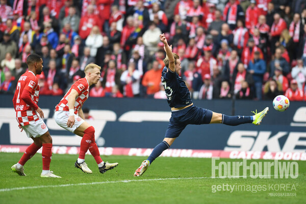 사진=게티이미지. 마인츠가 보훔전에서 2-0 완승을 거뒀다. 선발로 나선 이재성은 페널티킥을 유도하며 팀의 선제골을 이끌었고 후반전엔 정교한 헤더 패스를 통해 동료의 추가골을 도왔다. 이로써 이재성은 시즌 2호 어시스트를 적립했다. 마인츠는 이 경기 승리를 통해 리그 3경기 연속 무승의 늪에서 빠져나왔다.