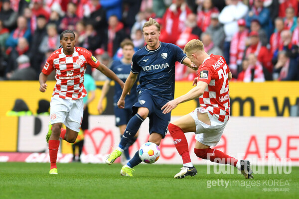 사진=게티이미지. 마인츠가 보훔전에서 2-0 완승을 거뒀다. 선발로 나선 이재성은 페널티킥을 유도하며 팀의 선제골을 이끌었고 후반전엔 정교한 헤더 패스를 통해 동료의 추가골을 도왔다. 이로써 이재성은 시즌 2호 어시스트를 적립했다. 마인츠는 이 경기 승리를 통해 리그 3경기 연속 무승의 늪에서 빠져나왔다.