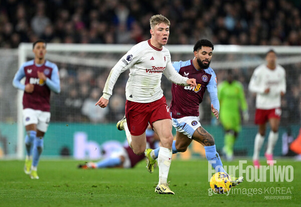 라스무스 회이룬의 분노가 맨유 팬들로부터 찬사를 받았다.맨체스터 유나이티드는 18일 오전 0시 30분(한국시간) 영국 맨체스터에 위치한 올드 트래포드에서 열린 2023-24시즌 잉글랜드 FA컵 8강에서 리버풀과 연장 접전 끝에 4-3으로 패배했다.
