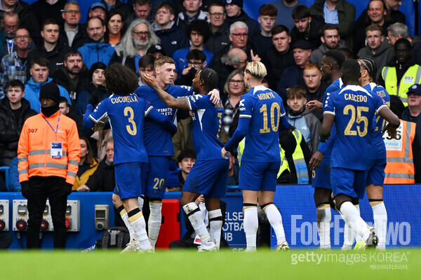 사진=게티이미지. 라힘 스털링이 팬들에게 사과했다. 첼시는 17일 오후 9시 45분(한국시간) 영국 런던에 위치한 스탬포드 브릿지에서 열린 2023-24시즌 잉글랜드 FA컵 8강전에서 레스터 시티(2부)를 4-2로 제압했다. 