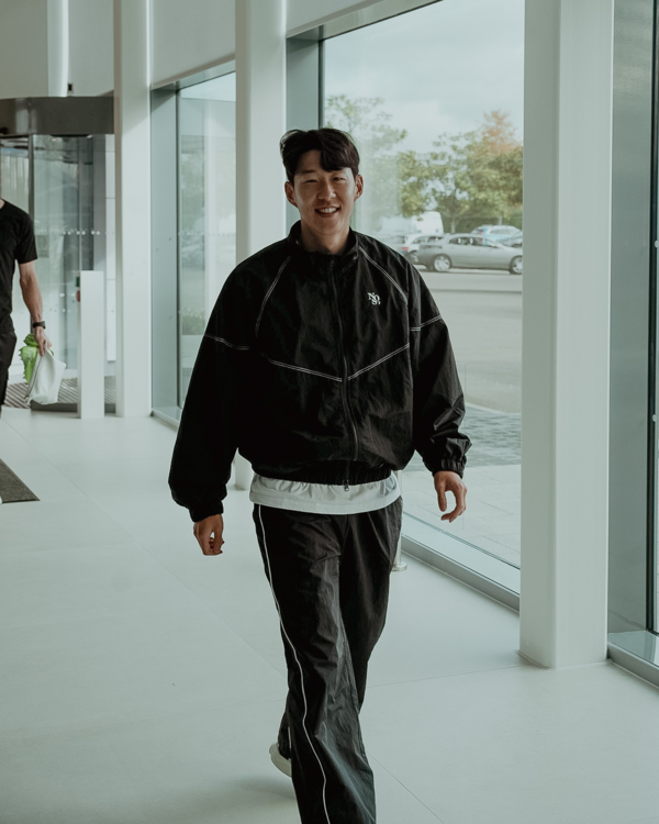 사진=토트넘 SNS. 손흥민의 복귀가 임박했다. 웨스트햄전에서 출전이 가능할 것으로 보인다. 토트넘은 19일 오후 8시 30분(이하 한국시간) 영국 런던에 위치한 토트넘 훗스퍼 스타디움에서 열리는 2024-25시즌 프리미어리그 8라운드에서 웨스트햄 유나이티드와 맞대결을 펼친다. 현재 토트넘은 3승 1무 3패(승점 10)로 9위에 위치해 있고, 웨스트햄은 2승 2무 3패(승점 8)로 12위에 있다.