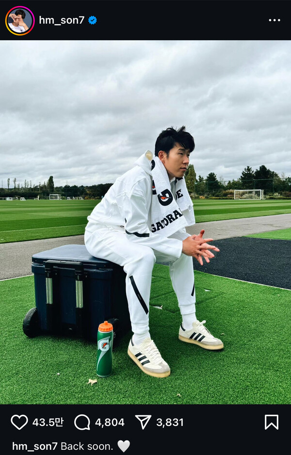 사진=손흥민 SNS. 손흥민의 복귀가 임박했다. 웨스트햄전에서 출전이 가능할 것으로 보인다. 토트넘은 19일 오후 8시 30분(이하 한국시간) 영국 런던에 위치한 토트넘 훗스퍼 스타디움에서 열리는 2024-25시즌 프리미어리그 8라운드에서 웨스트햄 유나이티드와 맞대결을 펼친다. 현재 토트넘은 3승 1무 3패(승점 10)로 9위에 위치해 있고, 웨스트햄은 2승 2무 3패(승점 8)로 12위에 있다.