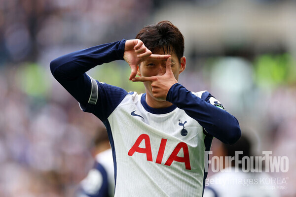 사진=게티이미지. 현지 매체들이 일제히 손흥민이 웨스트햄 유나이티드전에 선발로 출격할 것이라고 예상하고 있다. 토트넘은 19일 오후 8시 30분(이하 한국시간) 영국 런던에 위치한 토트넘 훗스퍼 스타디움에서 열리는 2024-25시즌 프리미어리그 8라운드에서 웨스트햄 유나이티드와 맞대결을 펼친다. 현재 토트넘은 3승 1무 3패(승점 10)로 9위에 위치해 있고, 웨스트햄은 2승 2무 3패(승점 8)로 12위에 있다.