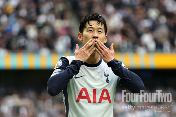 사진=게티이미지. 현지 매체들이 일제히 손흥민이 웨스트햄 유나이티드전에 선발로 출격할 것이라고 예상하고 있다. 토트넘은 19일 오후 8시 30분(이하 한국시간) 영국 런던에 위치한 토트넘 훗스퍼 스타디움에서 열리는 2024-25시즌 프리미어리그 8라운드에서 웨스트햄 유나이티드와 맞대결을 펼친다. 현재 토트넘은 3승 1무 3패(승점 10)로 9위에 위치해 있고, 웨스트햄은 2승 2무 3패(승점 8)로 12위에 있다.