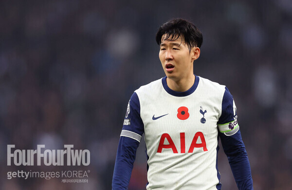 사진=게티이미지. 손흥민은 토트넘 홋스퍼에서 현재의 계약 기간 이후 한 시즌을 더 뛸 것으로 보인다. 토트넘이 계약 1년 연장 옵션 발동을 준비하고 있다. 유럽 축구 이적시장 전문가 파브리시오 로마노 기자는 14일(이하 한국시간) 자신의 SNS를 통해 “토트넘은 손흥민의 계약을 2026년 6월까지 연장하는 조항을 활성화하기 위한 절차를 시작했다. 손흥민이 토트넘에서 최소한 한 시즌 더 뛰는 게 구단의 계획이다”고 독점 소식을 전했다. 