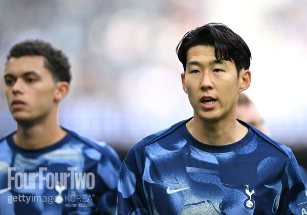 사진=게티이미지. 손흥민은 토트넘 홋스퍼에서 현재의 계약 기간 이후 한 시즌을 더 뛸 것으로 보인다. 토트넘이 계약 1년 연장 옵션 발동을 준비하고 있다. 유럽 축구 이적시장 전문가 파브리시오 로마노 기자는 14일(이하 한국시간) 자신의 SNS를 통해 “토트넘은 손흥민의 계약을 2026년 6월까지 연장하는 조항을 활성화하기 위한 절차를 시작했다. 손흥민이 토트넘에서 최소한 한 시즌 더 뛰는 게 구단의 계획이다”고 독점 소식을 전했다. 