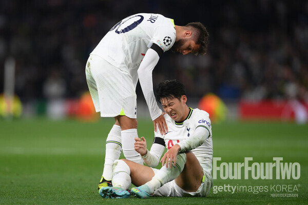 사진=게티이미지. 손흥민을 향해 인종차별적 발언을 했던 로드리고 벤탄쿠르가 심각한 중징계를 받을 예정이다. 영국 매체 '디 애슬레틱'은 14일(이하 한국시간) “토트넘 홋스퍼는 벤탄쿠르가 팀 동료 손흥민과 관련한 발언으로 인해 장기간 출전 금지 처분을 받을 것으로 예상하고 있다. 벤탄쿠르는 지난 9월 이 발언으로 인해 잉글랜드 축구협회(FA) 규정 위반 혐의로 기소됐다”고 보도했다.