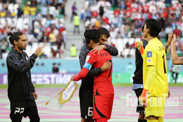 사진=게티이미지. 손흥민을 향해 인종차별적 발언을 했던 로드리고 벤탄쿠르가 심각한 중징계를 받을 예정이다. 영국 매체 '디 애슬레틱'은 14일(이하 한국시간) “토트넘 홋스퍼는 벤탄쿠르가 팀 동료 손흥민과 관련한 발언으로 인해 장기간 출전 금지 처분을 받을 것으로 예상하고 있다. 벤탄쿠르는 지난 9월 이 발언으로 인해 잉글랜드 축구협회(FA) 규정 위반 혐의로 기소됐다”고 보도했다.