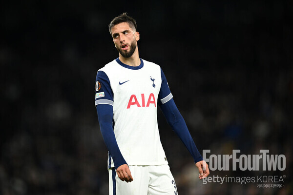 사진=게티이미지. 손흥민을 향해 인종차별적 발언을 했던 로드리고 벤탄쿠르가 심각한 중징계를 받을 예정이다. 영국 매체 '디 애슬레틱'은 14일(이하 한국시간) “토트넘 홋스퍼는 벤탄쿠르가 팀 동료 손흥민과 관련한 발언으로 인해 장기간 출전 금지 처분을 받을 것으로 예상하고 있다. 벤탄쿠르는 지난 9월 이 발언으로 인해 잉글랜드 축구협회(FA) 규정 위반 혐의로 기소됐다”고 보도했다.