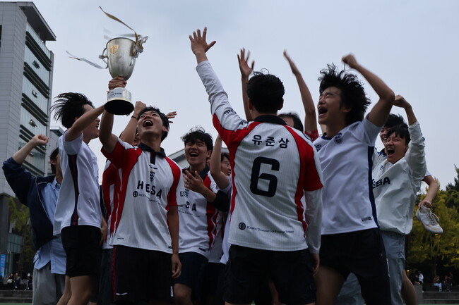 [사진 = HUFSPORTS] HESA 선수들이 1일 한국외대 대운동장에서 열린 2025 삼건물대회 결승전에서 우승을 차지한 뒤 트로피를 들어올리며 환호하고 있다.