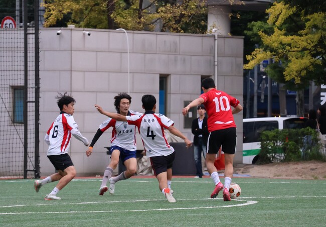 [사진 = HUFSPORTS] 야생마 권민이 전반 19분 선제골로 연결한 슛을 차고 있다